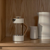 Stelton Emma French Press in beige lacquered steel with natural beechwood handle. 1 L capacity (33.8 oz). Sustainable Scandinavian design by HolmbäckNordentoft.