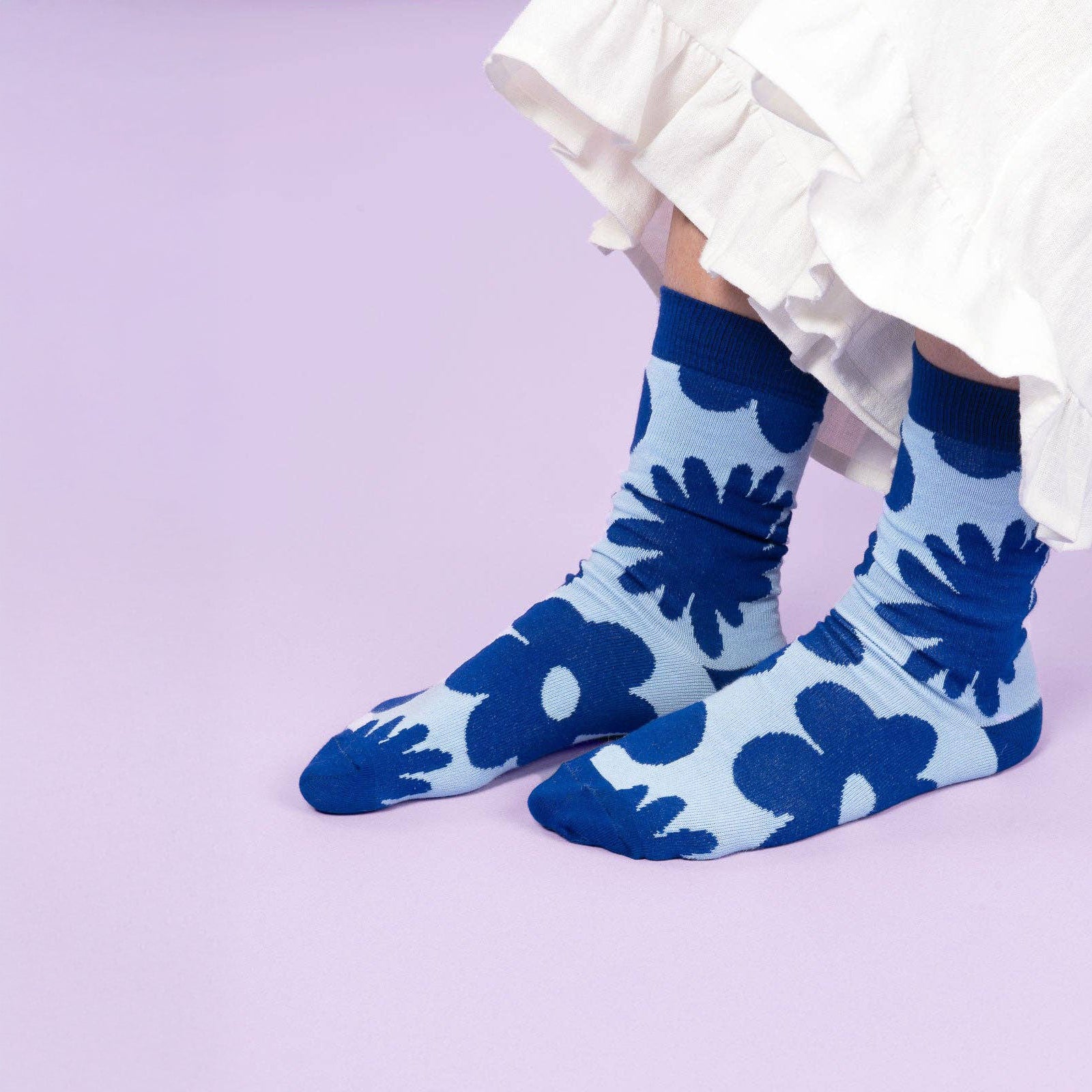 Kauniste Lämpö Flower Socks in blue floral pattern, soft cotton blend, knitted in the EU.
