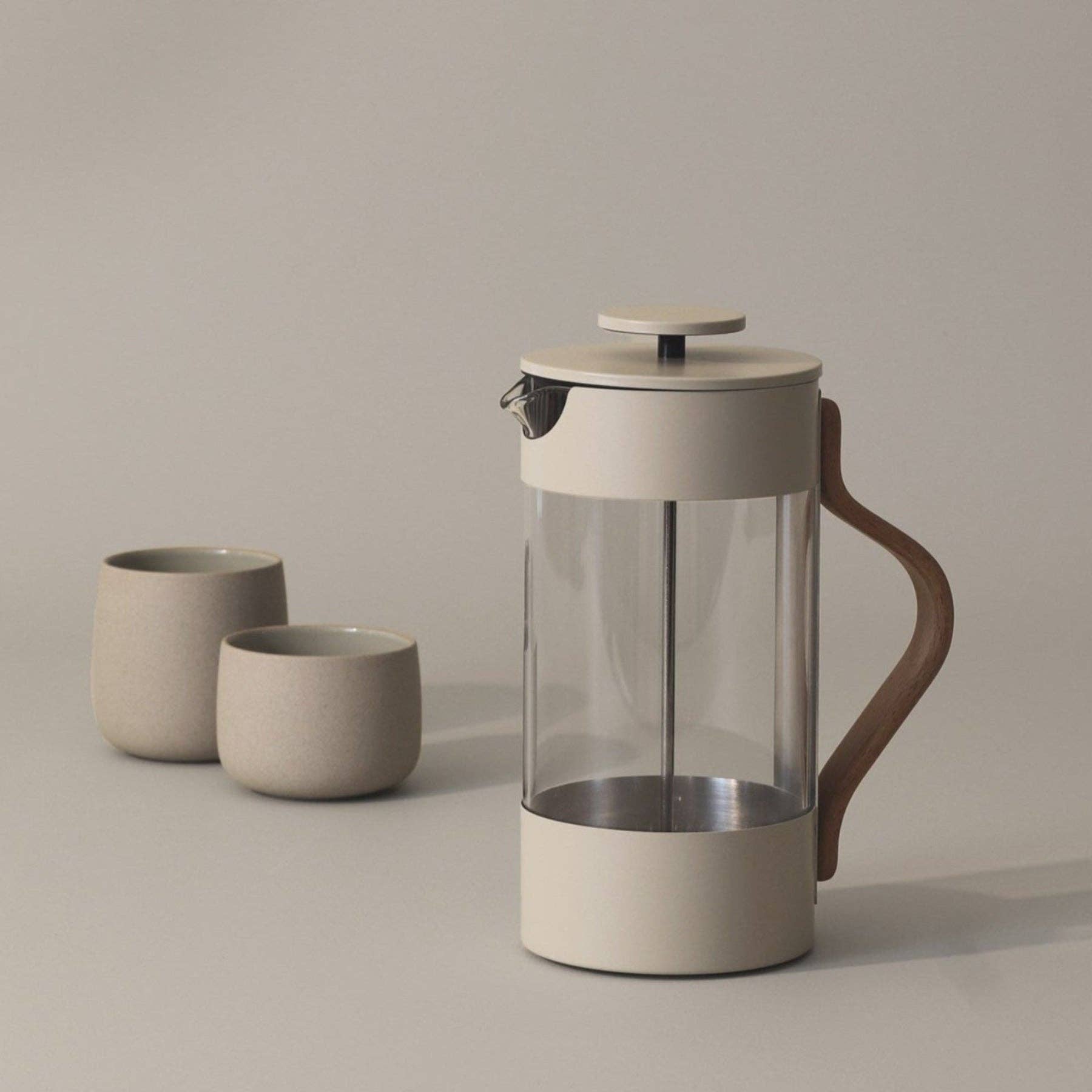 Stelton Emma French Press in beige lacquered steel with natural beechwood handle. 1 L capacity (33.8 oz). Sustainable Scandinavian design by HolmbäckNordentoft.