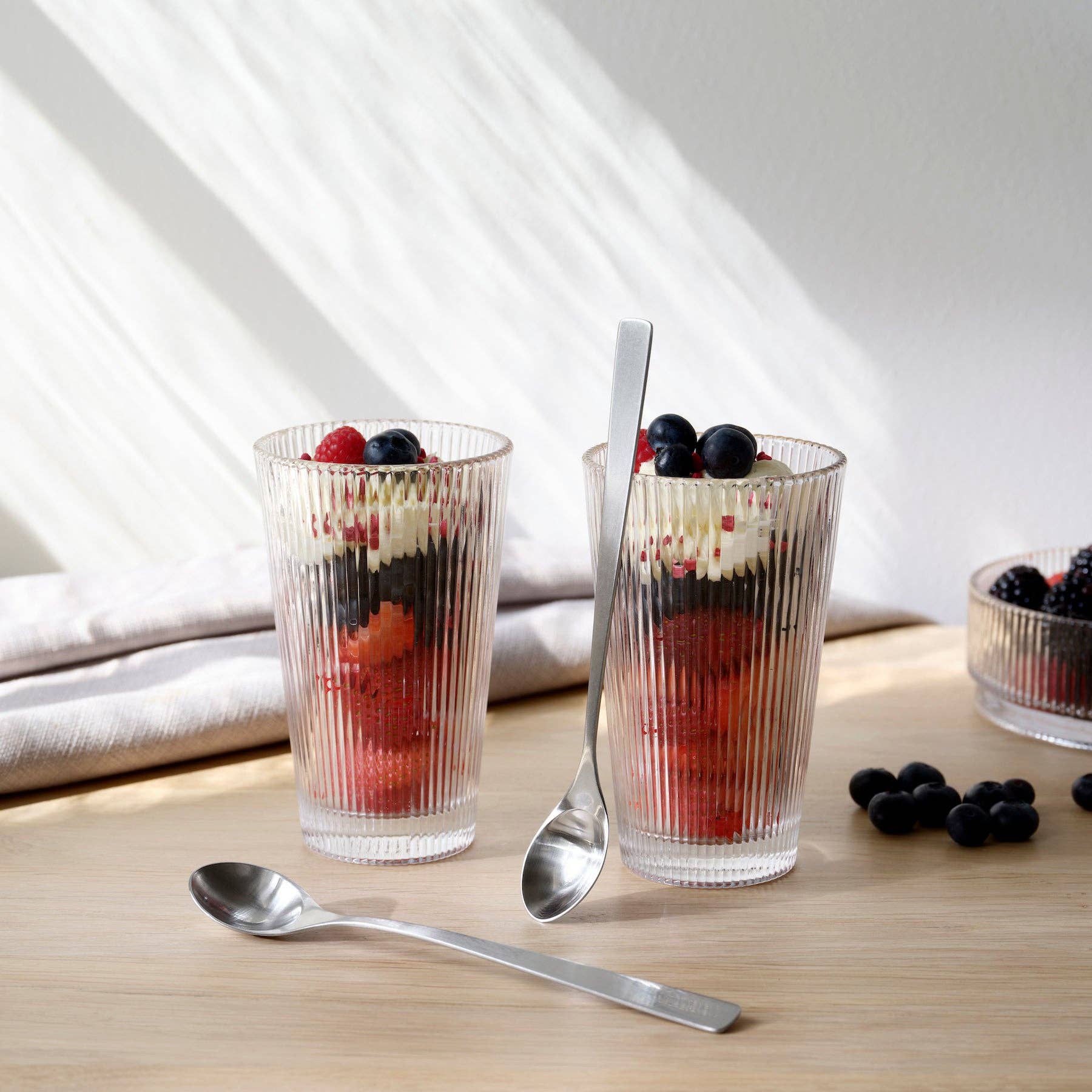 Stelton Pilastro Large Drinking Glass Set of 4 in clear machine-blown glass. Art Déco–style Nordic glasses for hot or cold drinks, stackable and sturdy.