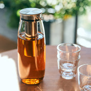 Kinto Unitea Cold Brew Carafe, 1100 ml clear glass carafe with mesh filter. Designed for cold brew tea, coffee, or fruit-infused water.