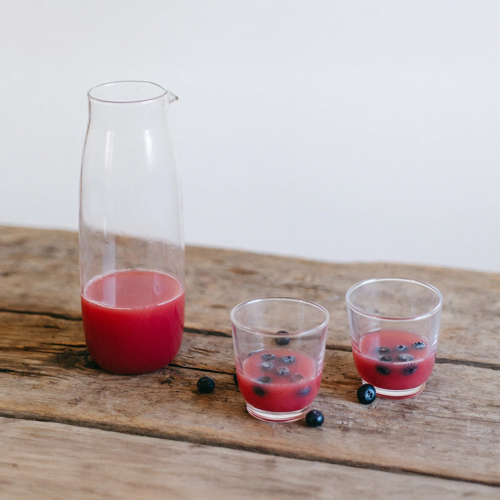 Kinto Unitea Cold Brew Carafe, 1100 ml clear glass carafe with mesh filter. Designed for cold brew tea, coffee, or fruit-infused water.