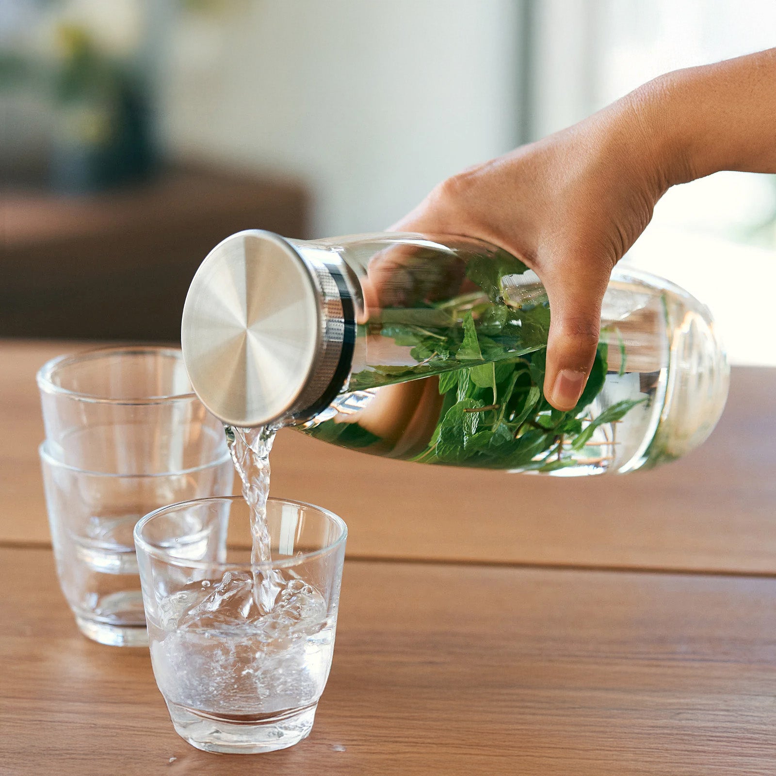 Kinto Unitea Cold Brew Carafe, 1100 ml clear glass carafe with mesh filter. Designed for cold brew tea, coffee, or fruit-infused water.