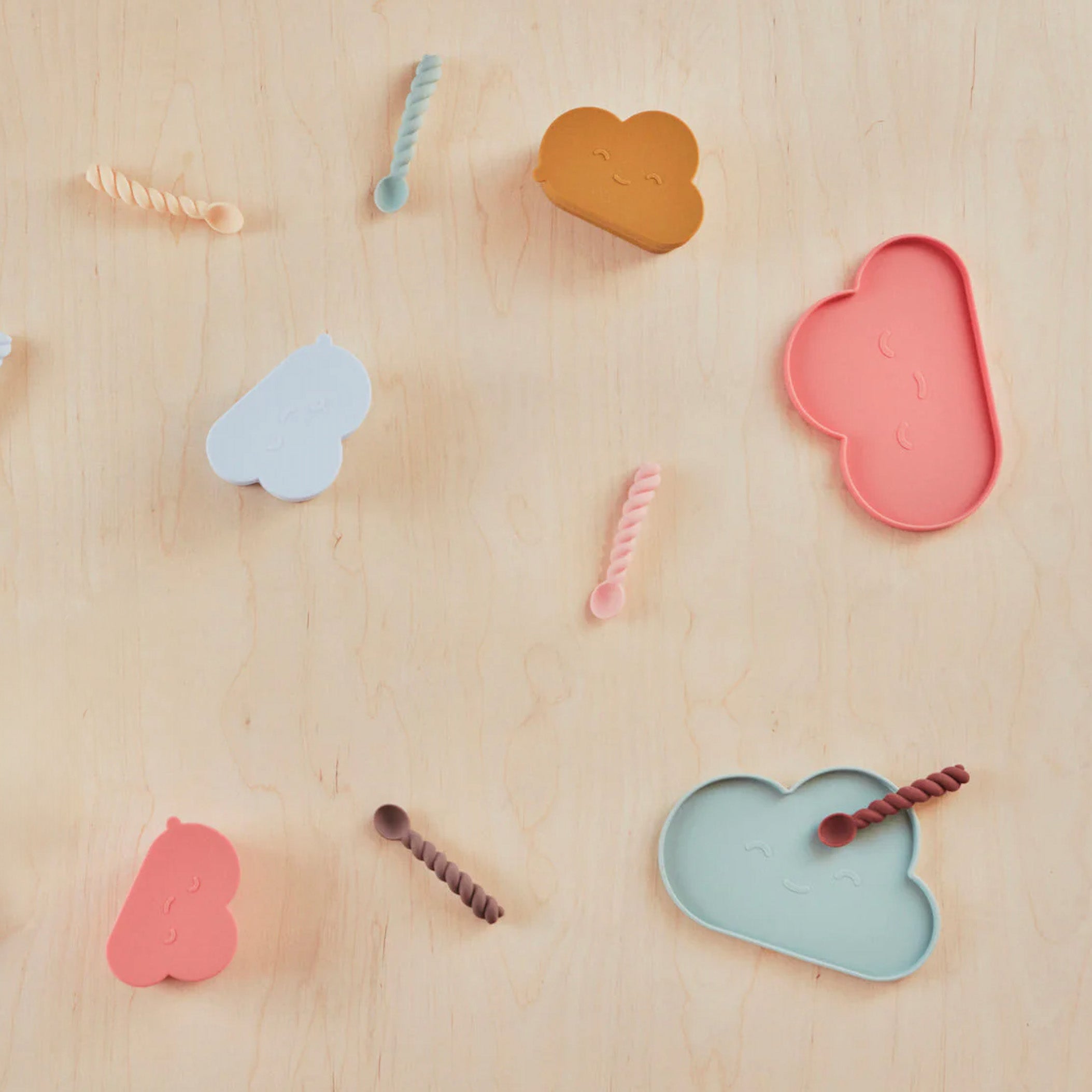 OYOY Chloe Cloud Snack Bowl with Lid, durable 100% silicone snack bowl with fun cloud design.