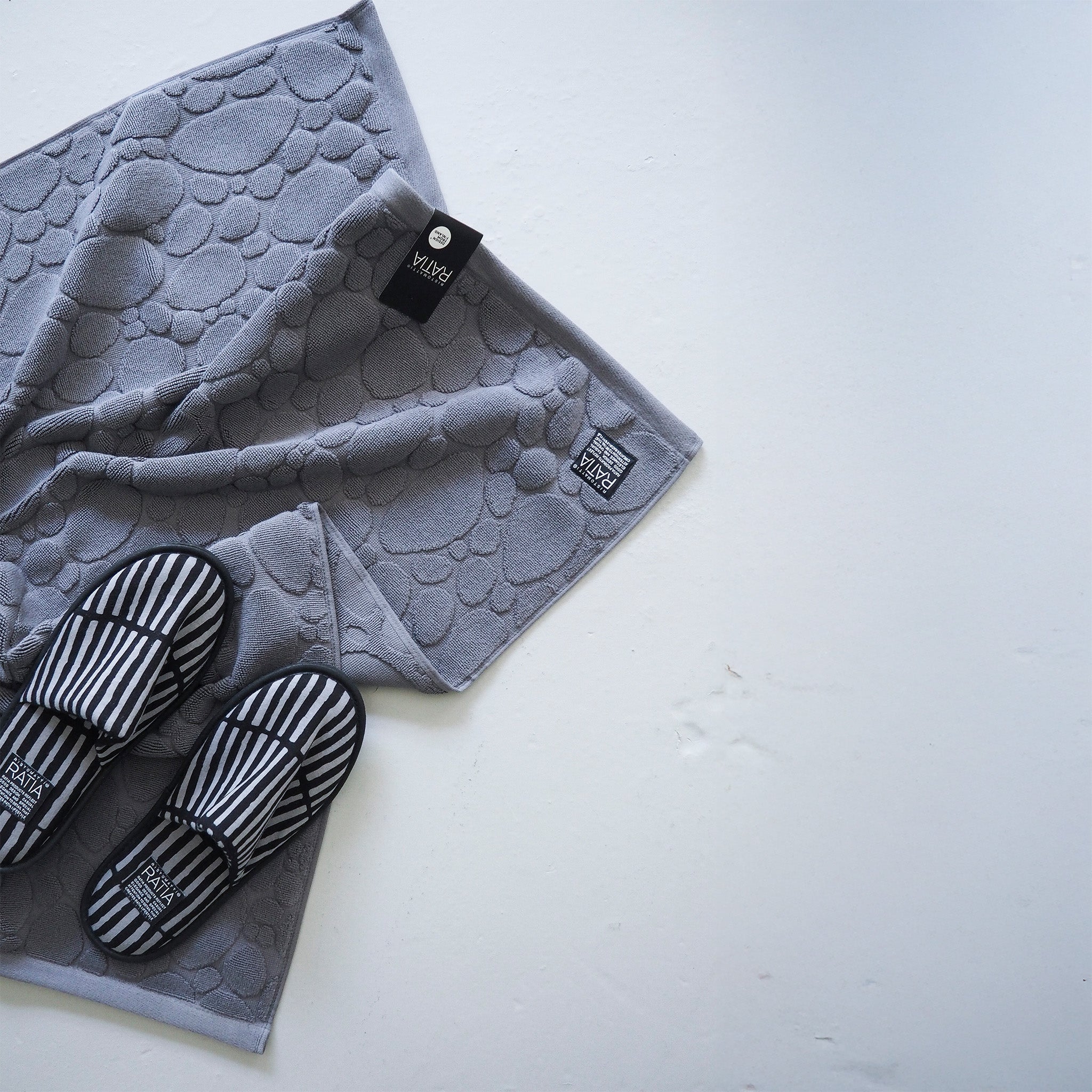 ratia-rantakivi-bath-mat-grey-2.jpg