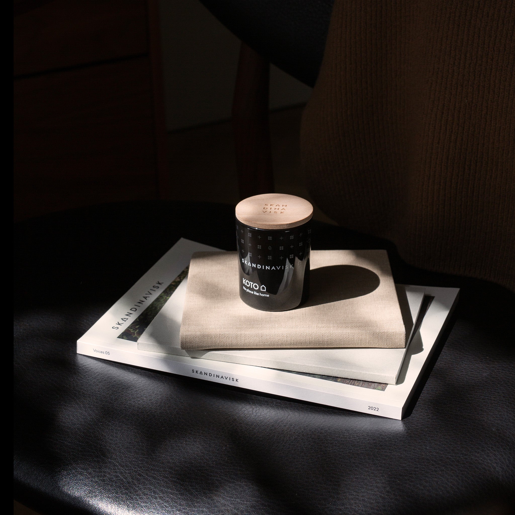 Skandinavisk Koto scented candle 200g in painted glass with beechwood lid. Amber, vanilla, and orange notes; vegan wax; Nordic home scent.