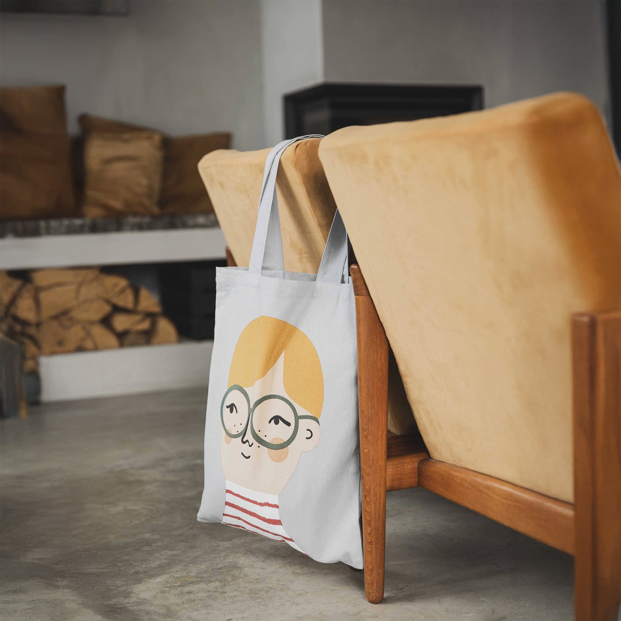 Kompiskasse Pim Tote Bag by Spira of Sweden, light grey cotton tote with illustrated Pim character, 15" × 18.5".