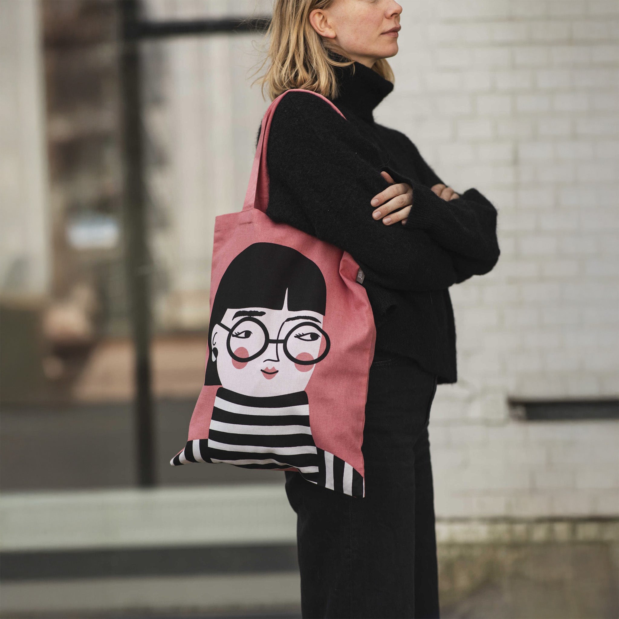 Kompiskasse Vera Tote Bag by Spira of Sweden, natural cotton tote with illustrated Vera character, 15" × 18.5".