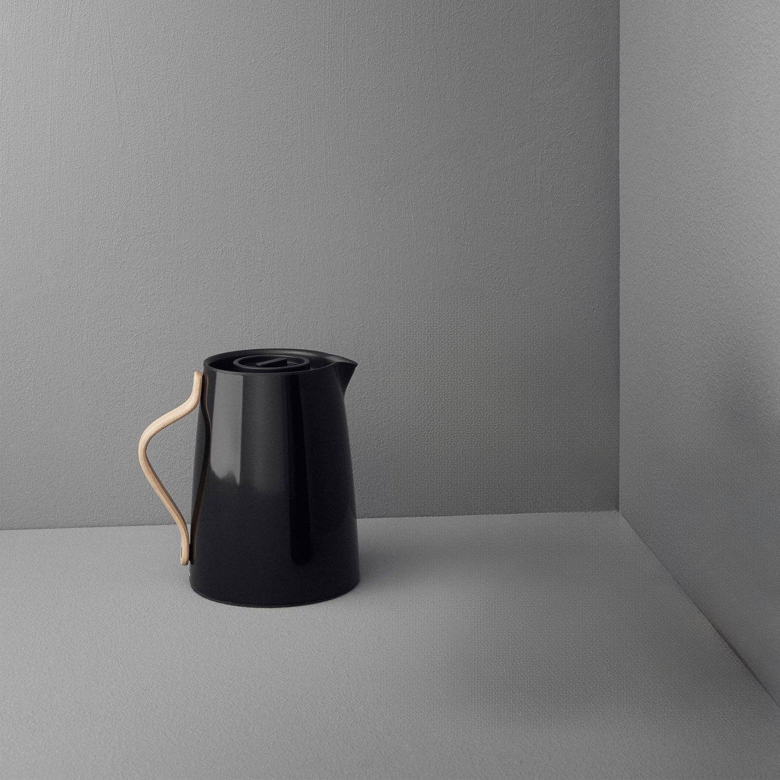 Stelton Emma Tea Vacuum Jug, 33.8 oz (1 L), in black lacquered steel with beechwood handle. Smart tea filter, thermal insert, part of the Emma line.