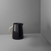 Stelton Emma Tea Vacuum Jug, 33.8 oz (1 L), in black lacquered steel with beechwood handle. Smart tea filter, thermal insert, part of the Emma line.